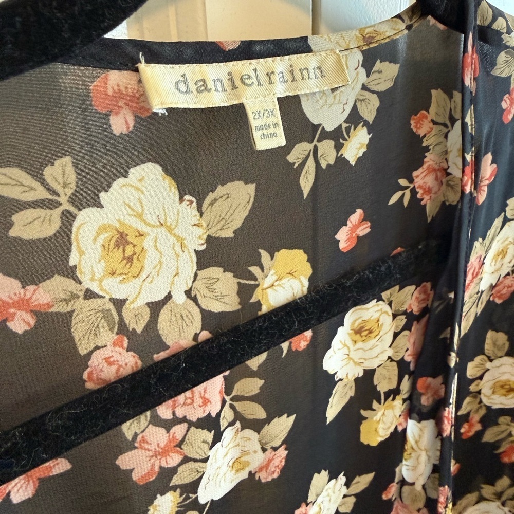 Daniel Rainn Black Floral Duster - Picture 2 of 3